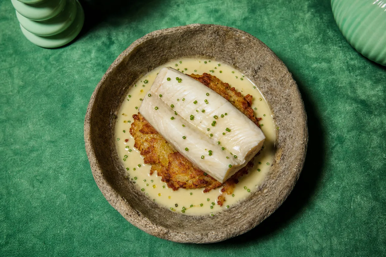 Esturgeon poché au bouquet garni, galette de pomme de terre croustillante et beurre blanc au xérès
