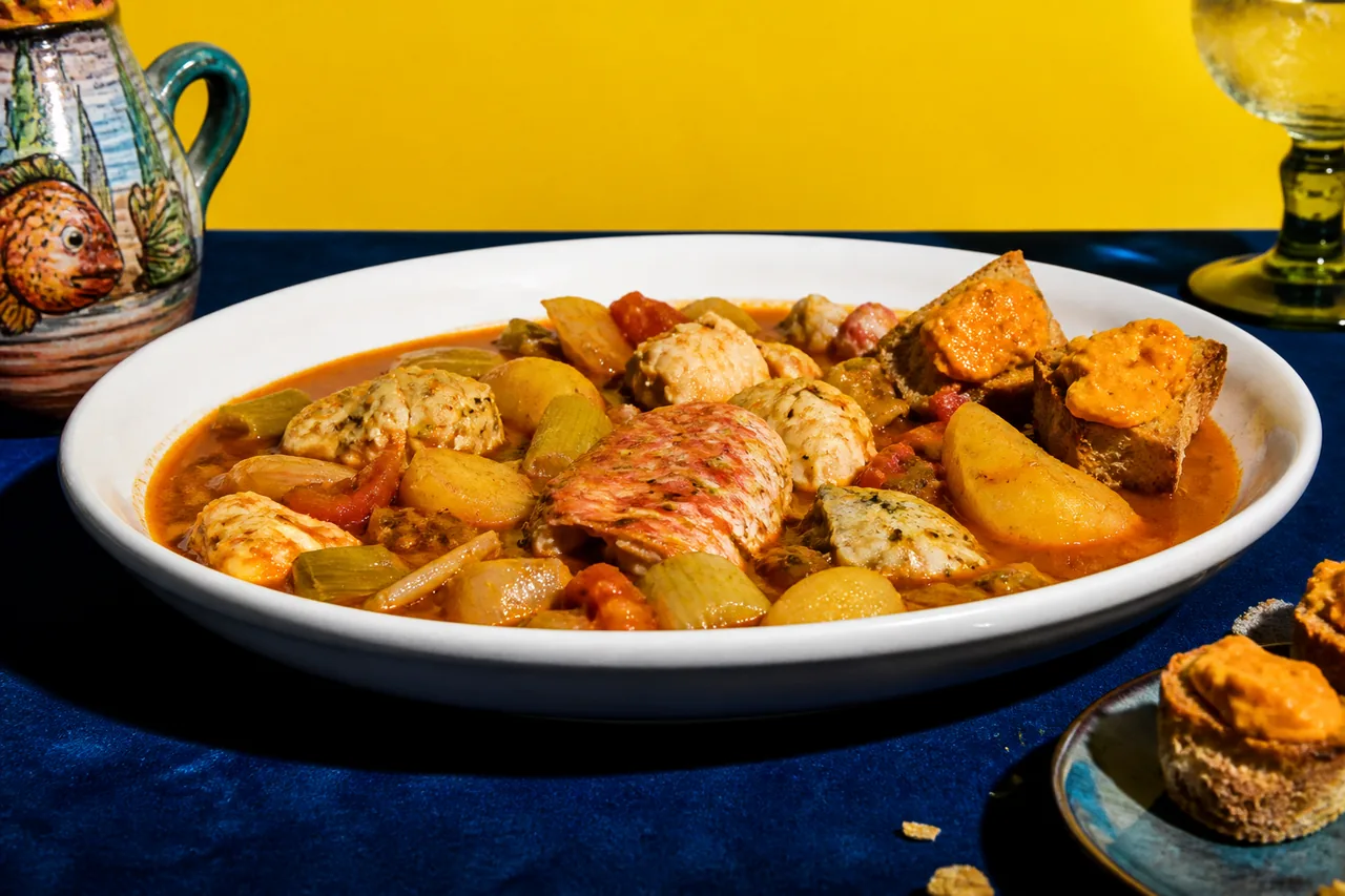 Bouillabaisse marseillaise, rascasse rouge et poissons de roche, rouille et croutons