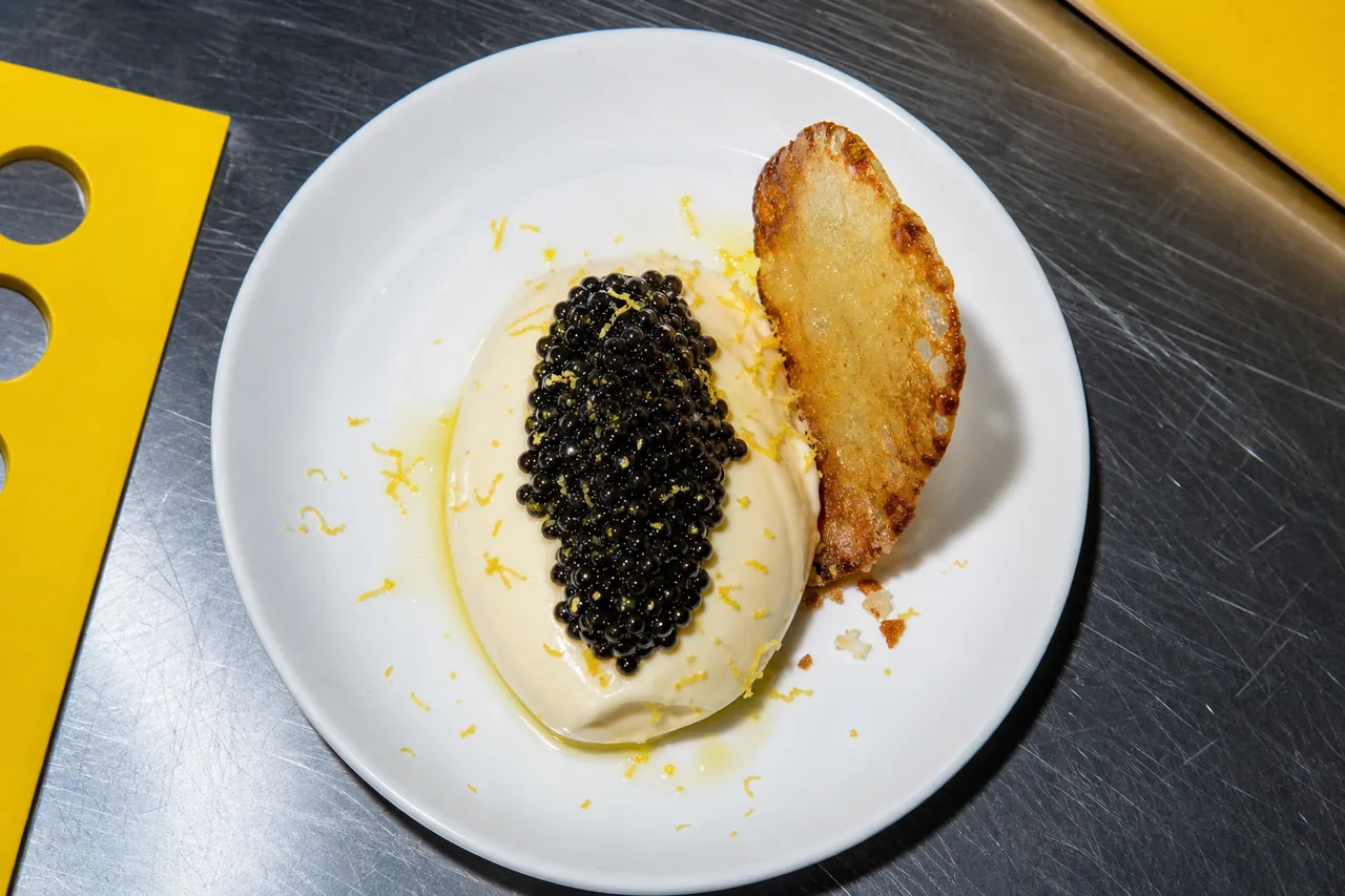 Crèmeux de chocolat blanc au caviar, tuile croustillante de pomme de terre