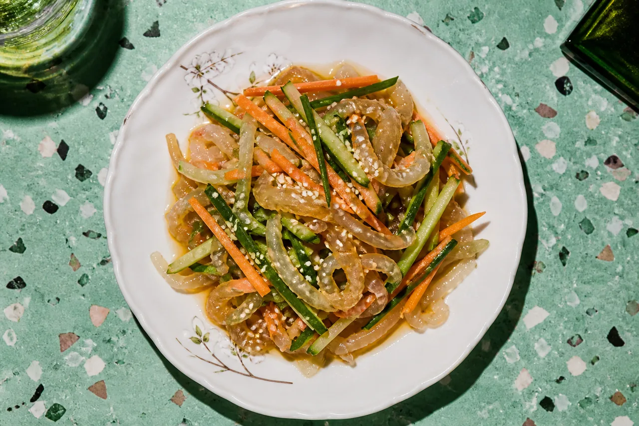 Haepari Naengchae, Salade Froide de Méduse Barile à la Moutarde et au Vinaigre (Tradition Coréenne)