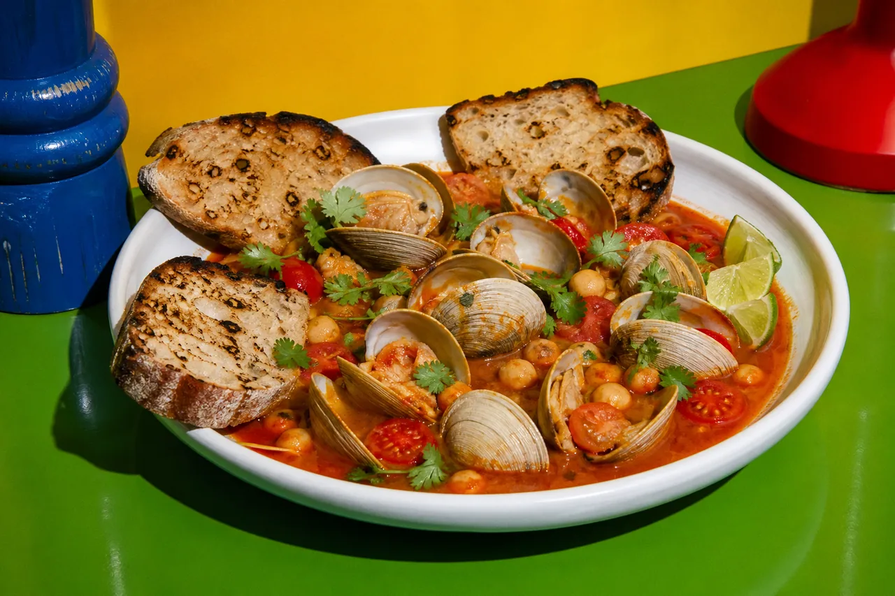 Palourdes au Chili et Citron Vert avec Tomates et Pain Grillé