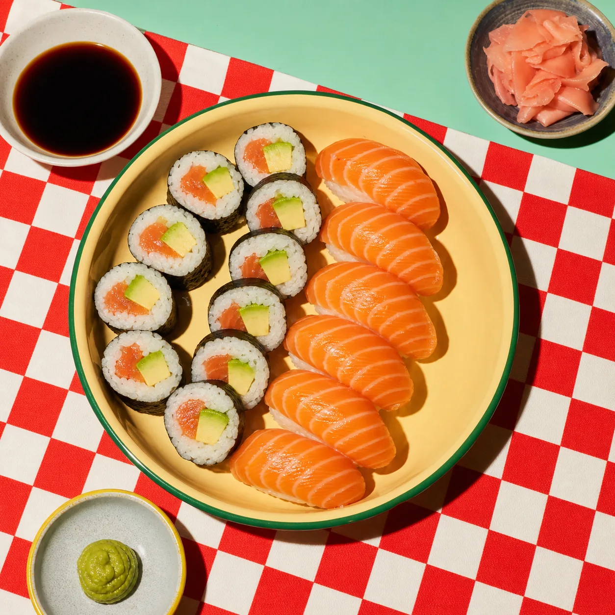 Sushis maison (maki saumon-avocat et nigiri)