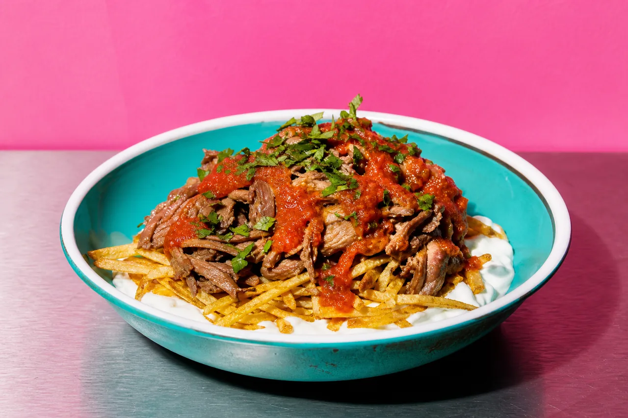 Çökertme kebabı (veau effiloché sur frites allumettes, sauce yaourt)