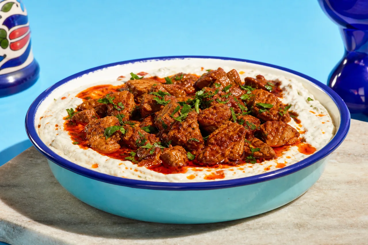 Alinazik kebab (agneau sur purée d'aubergine fumée au yaourt)