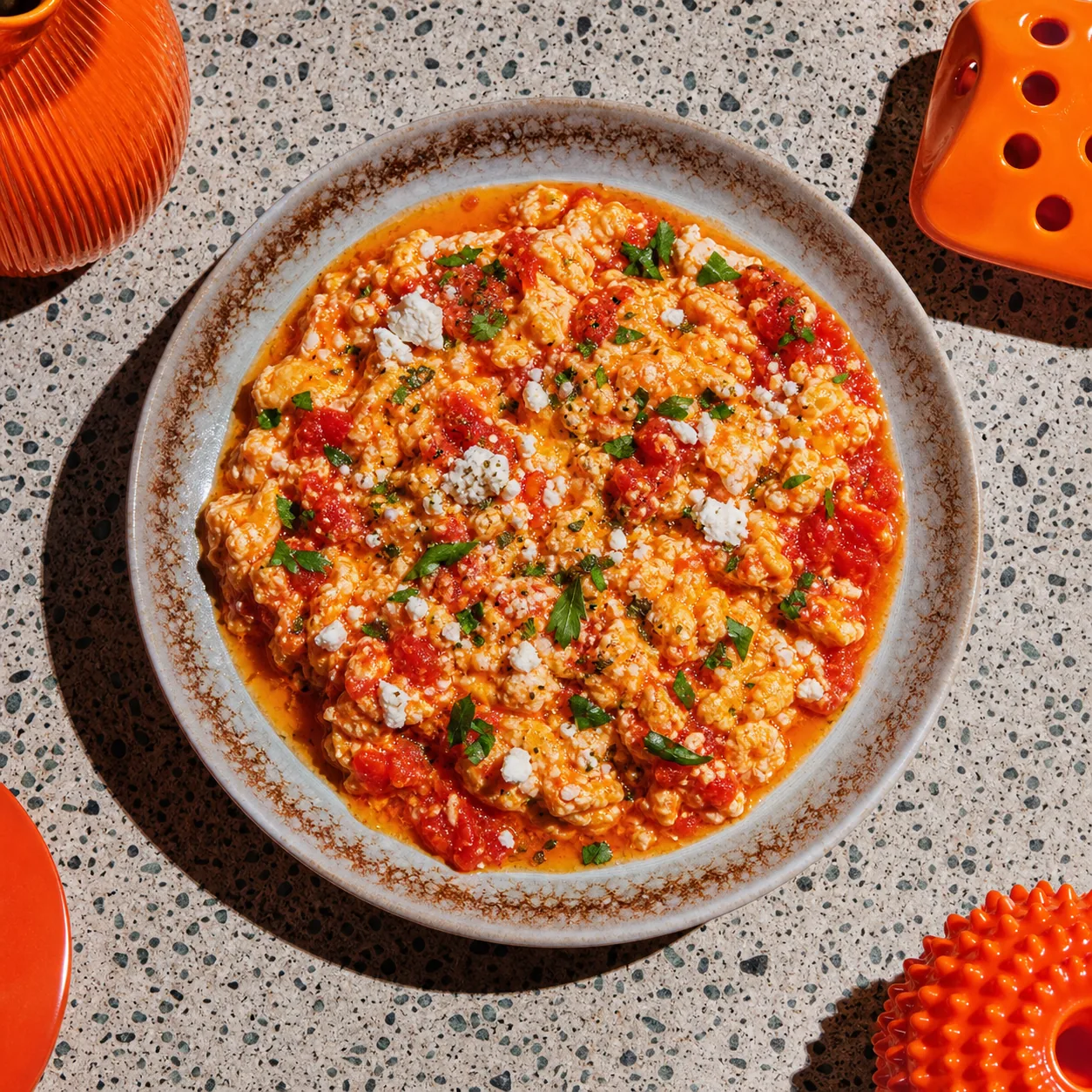 Strapatsada (œufs brouillés grecs à la tomate et feta)