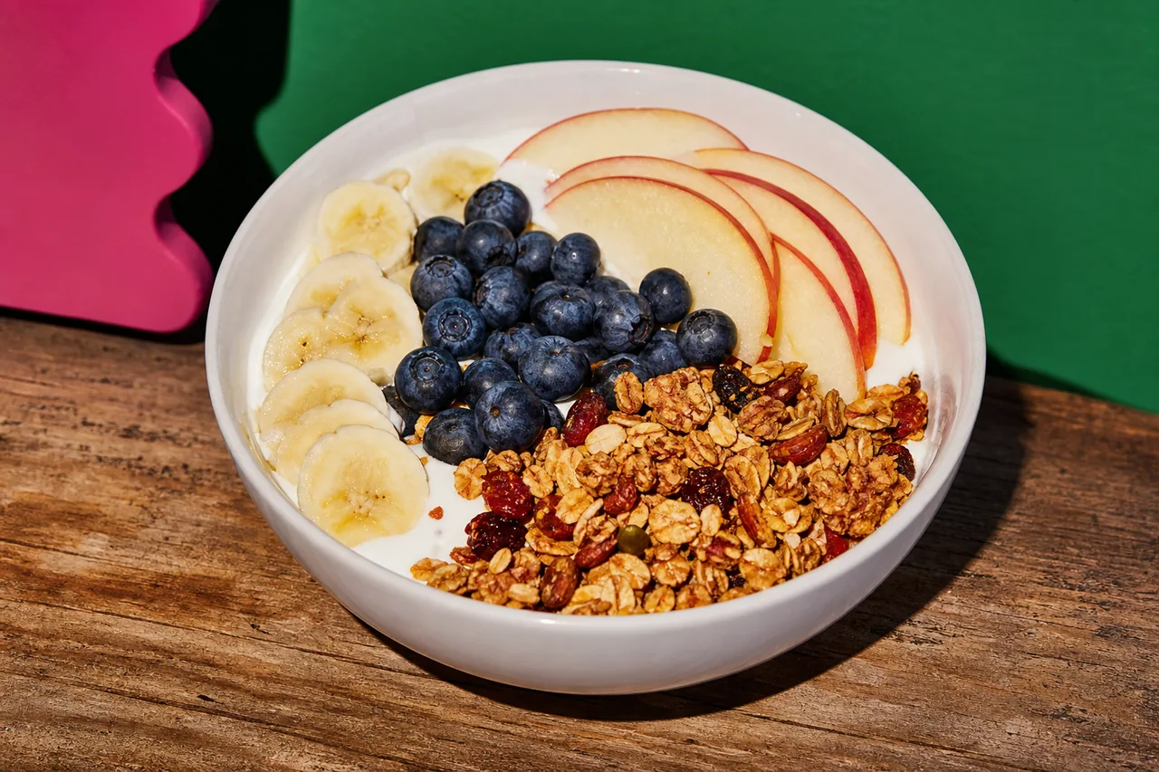 Granola maison, yaourt et fruits frais