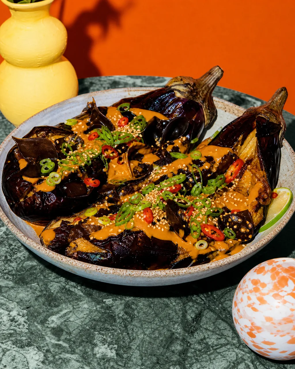 Aubergines brûlées entières, sauce mafé aux arachides