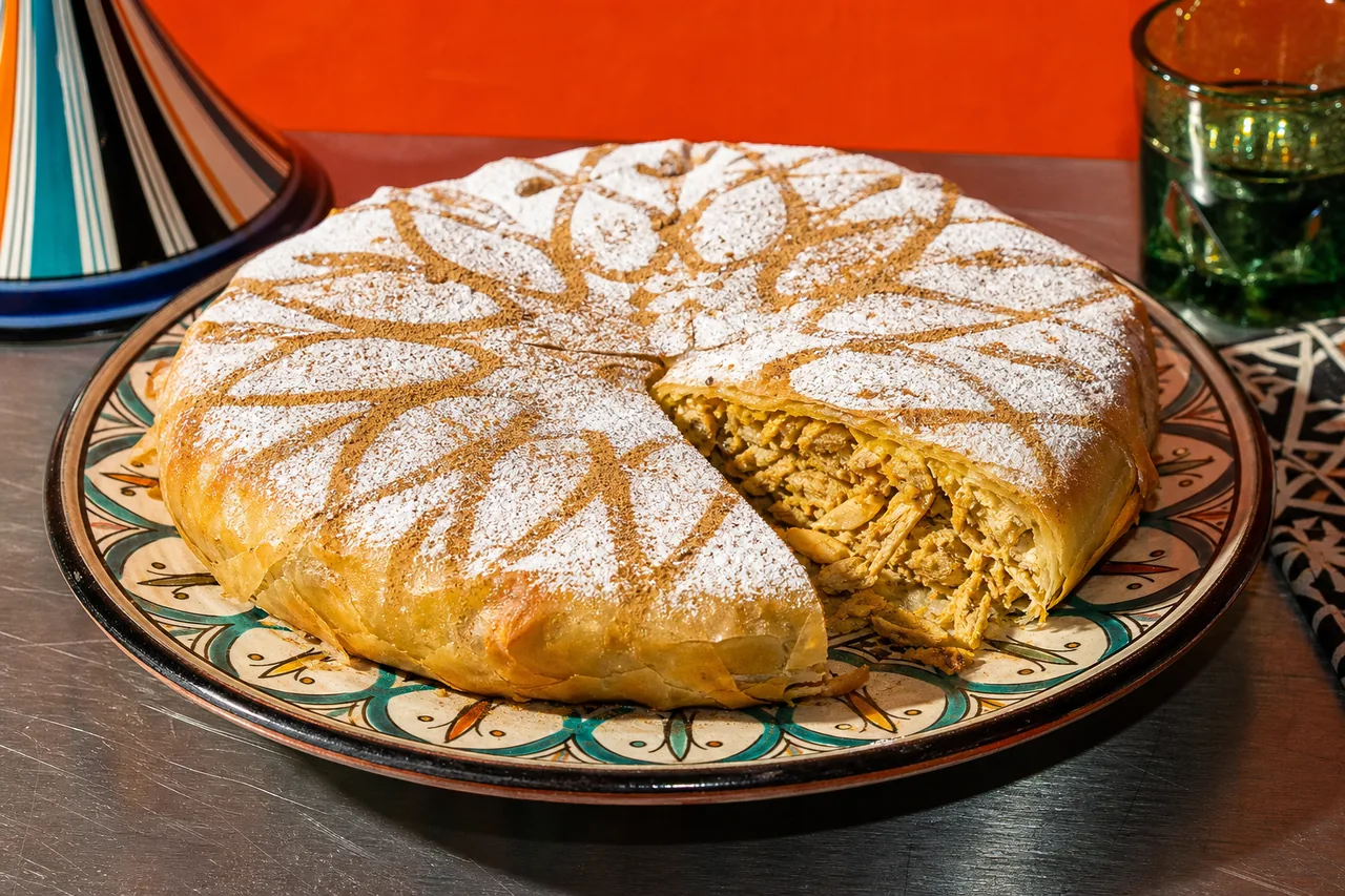 Pastilla au poulet et amandes