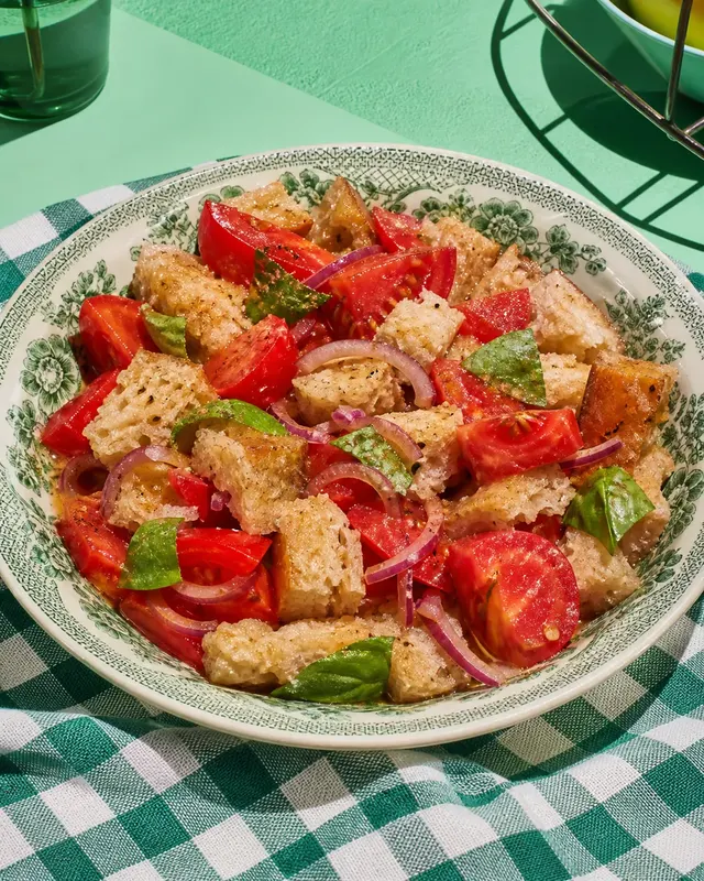 Panzanella, salade toscane de pain aux tomates