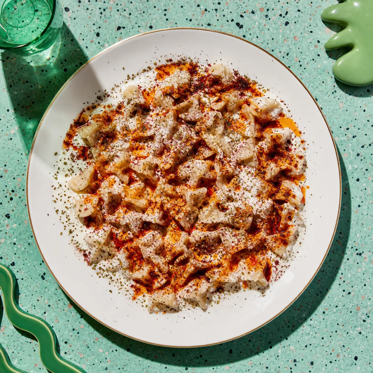 Mantı au yaourt et beurre paprika