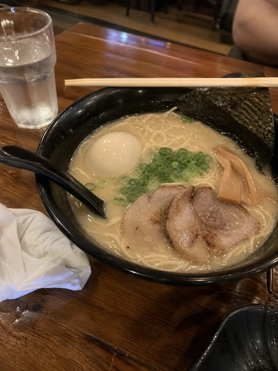 Photo d'un ramen prise au téléphone